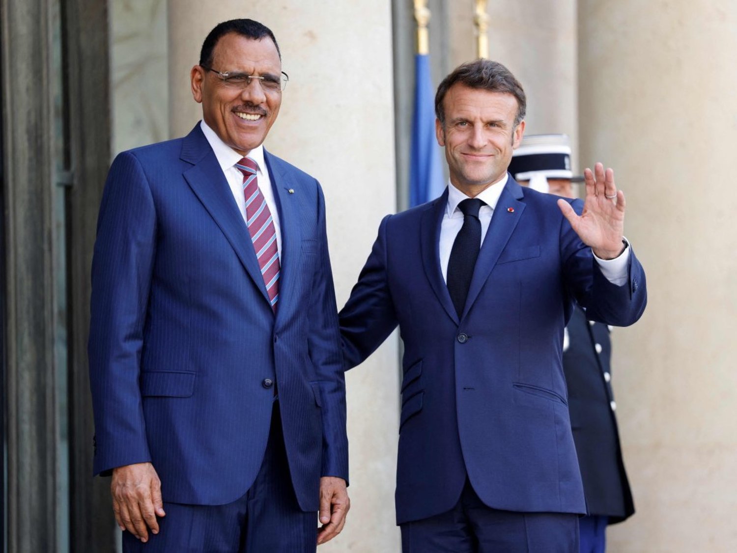 ماكرون يجدد دعم فرنسا لرئيس النيجر المعزول